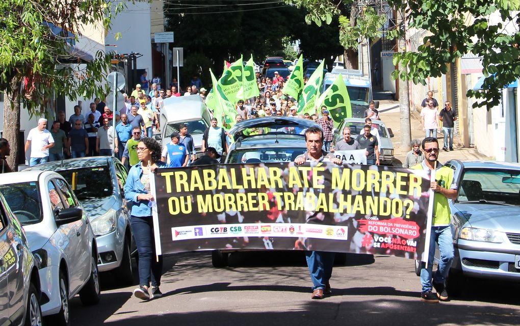 Em dia de protestos contra reforma, #LutePelaSuaAposentadoria lidera no Twitter.